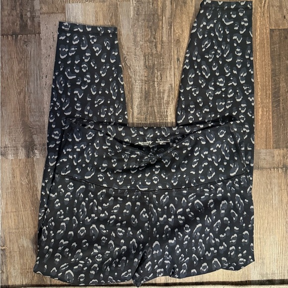 Old Navy Active Black and White Elevate Leggings - Picture 2 of 4